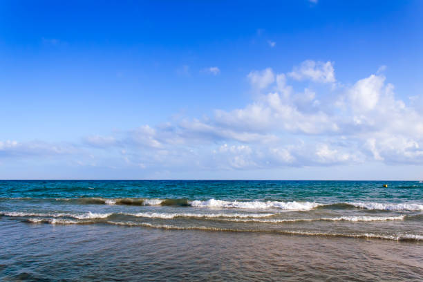 paysage avec vue sur la mer le soir. - water wave sea tranquil scene photos et images de collection