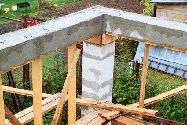 interno di una casa di campagna in costruzione. sito su cui sono costruite le pareti di blocchi di cemento a gas con cassaforma in legno - basement concrete construction form foto e immagini stock