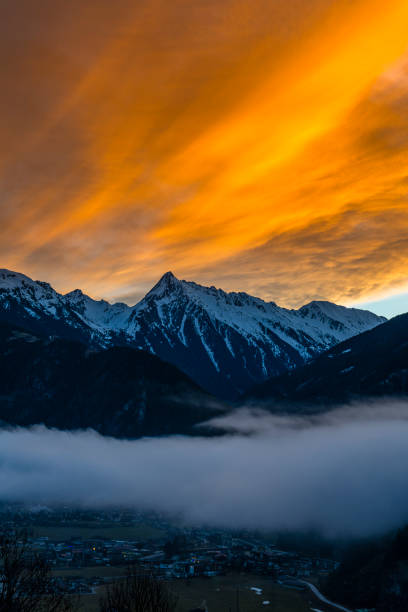 roter himmel über demzillertal in österreich - alpenglow tirol sunrise snow stock-fotos und bilder