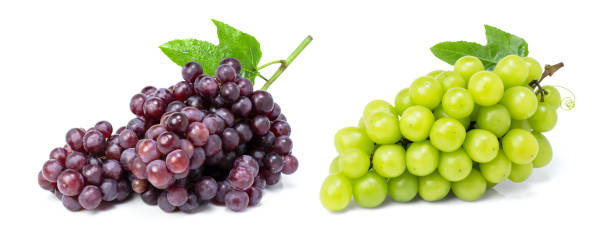 reife rote und grüne traube auf weiß - grape green red purple stock-fotos und bilder