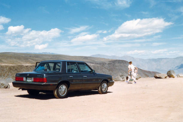 familie mit einer 1989 4-türigen limousine plymouth reliant k - chrysler stock-fotos und bilder