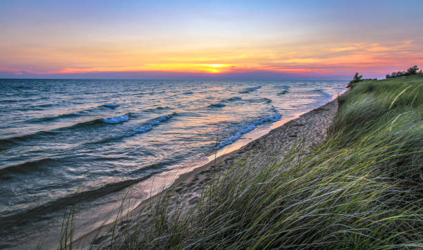 splendida spiaggia al tramonto sul lago michigan - great lakes foto e immagini stock