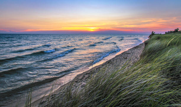 密歇根湖上華麗的日落海灘 - michigan 個照片及圖片檔