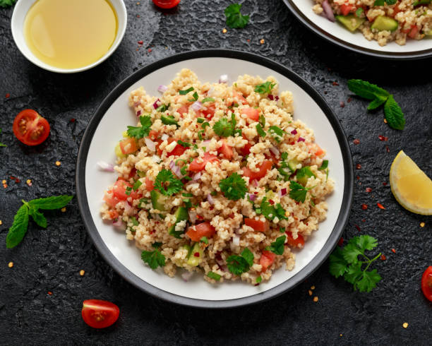 tabbouleh-salat mit tomaten, gurken, roten zwiebeln, bulgur und petersilie. gesundes veganes essen - tabbouleh vegeterian food middle stock-fotos und bilder