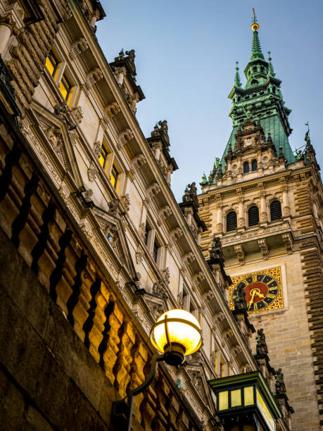 fotografía vertical de ángulo bajo del impresionante ayuntamiento de estilo neo-renacentista en el distrito del centro de hamburgo iluminado por la puesta del sol, alemania - neobaroque fotografías e imágenes de stock