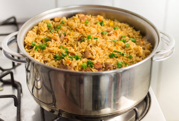 riso con pollo, galinhada brasiliana dalla cucina brasiliana - flavored rice foto e immagini stock