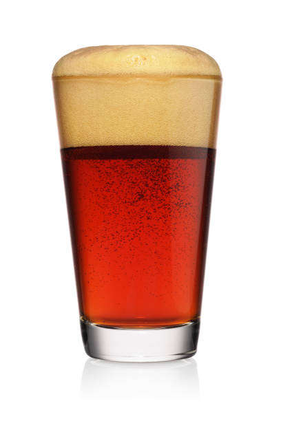 glace de bière foncée rouge d’isolement sur un blanc - amber beer photos et images de collection