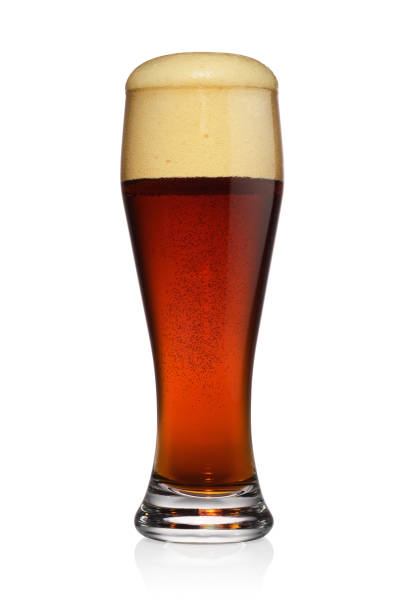 glace de bière foncée brune d’isolement sur un blanc - amber beer photos et images de collection