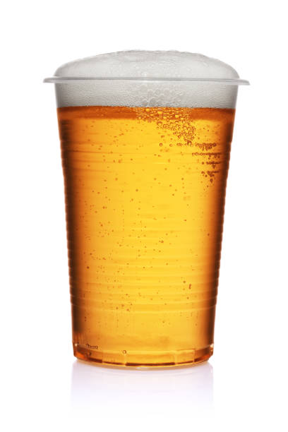 플라스틱 일회용 컵에 노란색 맥주. - beer beer glass isolated glass 뉴스 사진 이미지