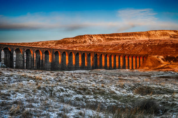 ribblehead viaduct and whernside peak, ribblesdale, yorkshire dales national park, north yorkshire, angleterre, grande-bretagne - yorkshire dales photos et images de collection