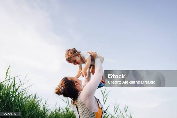 Sommer Mit Einem Kleinkind Stockfoto und mehr Bilder von Mutter - Mutter, Kind, Familie