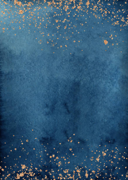 abstrakte plakat handgefertigt dunkel marine blau aquarell hintergrund durch pinsel gezeichnet. schöne fließende farbe auf strukturiertem papier. golden glänzende spritzer, tropfen. - winter stock-grafiken, -clipart, -cartoons und -symbole