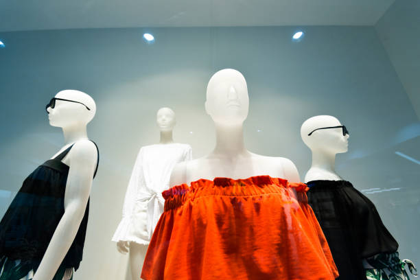 상점 창에 여자 마네킹 - mannequin clothing window display fashion 뉴스 사진 이미지