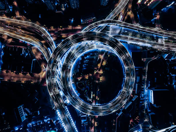 夜間の陸橋と都市交通のドローンポイントビュー - aerial view shanghai technology multiple lane highway ストックフォトと画像