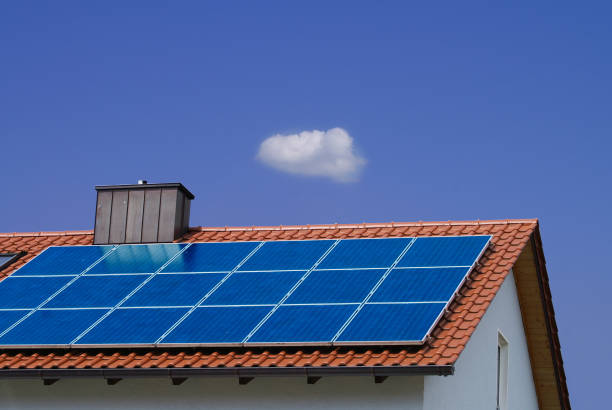 paneles solares limpian la electricidad, el futuro del planeta - solar panel energy solar energy house fotografías e imágenes de stock