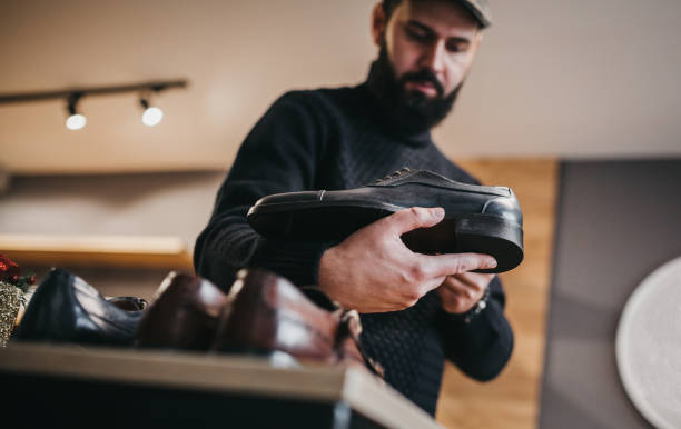 靴を選ぶ男 - shoe store shoe shopping retail ストックフォトと画像