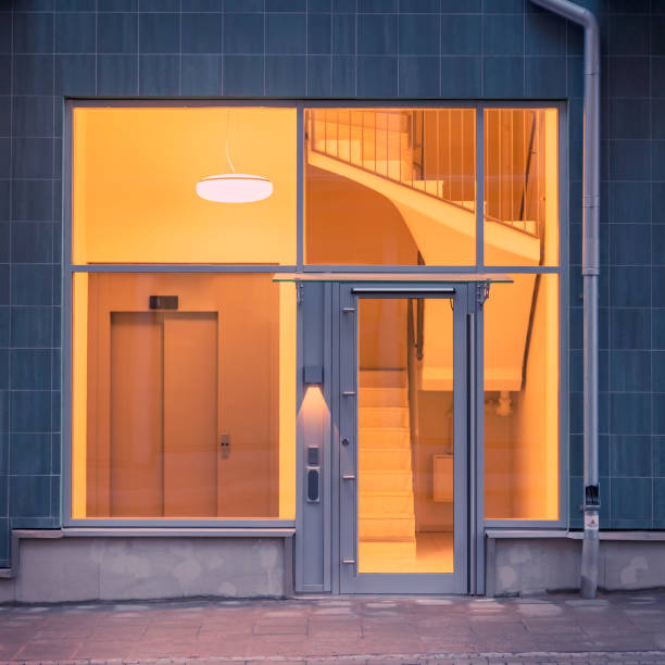 entrada a un edificio de apartamentos por la noche - building exterior usa night built structure fotografías e imágenes de stock