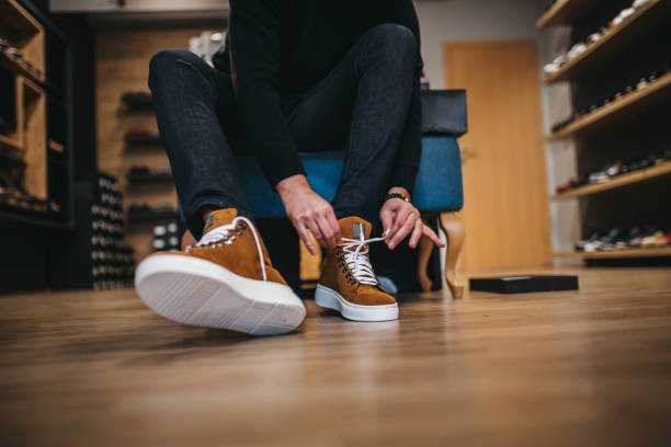 young man shopping shoes - sapato imagens e fotografias de stock