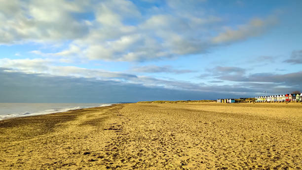 an english seaside resort out-of-season & in lockdown, autunno 2020 - deserted sands and abandoned beach huts - southwold, suffolk, inghilterra. - sizewell b nuclear power station foto e immagini stock