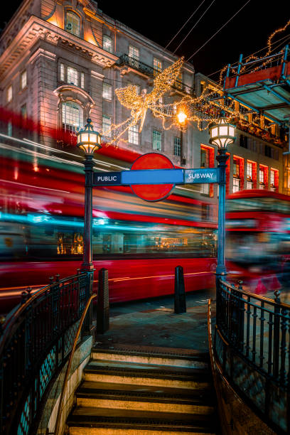 cabina telefonica rossa di londra e velocizzare i sentieri leggeri a due piani per strada di notte - london underground foto e immagini stock