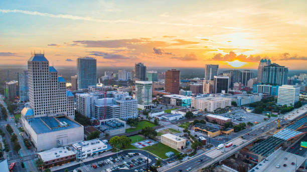 орландо, флорида, сша downtown дрон скайлайн воздушный - florida стоковые фото и изображения
