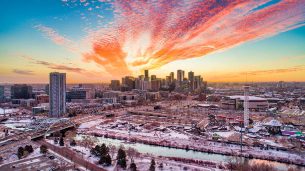 denver, colorado, usa downtown skyline drone aerial - rocky mountains panoramic colorado mountain imagens e fotografias de stock