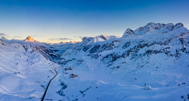 산에서 겨울에 일몰 - ski resort village austria winter 뉴스 사진 이미지