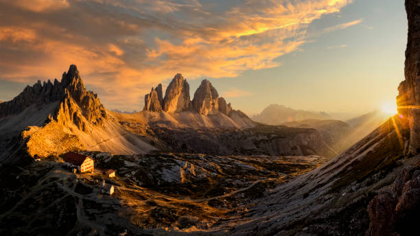 três picos de lavaredo ao pôr-do-sol - val pusteria - fotografias e filmes do acervo