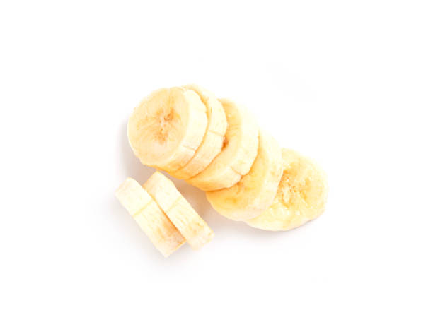 plátano pelado en rodajas aislado sobre fondo blanco. - peeled juicy food ripe fotografías e imágenes de stock