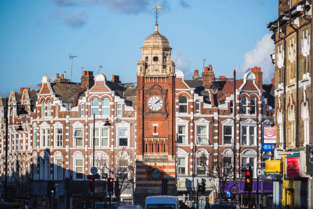 크라우치 엔드 브로드웨이의 오래된 시계탑, 노스 런던 - townhouse england famous place local landmark 뉴스 사진 이미지