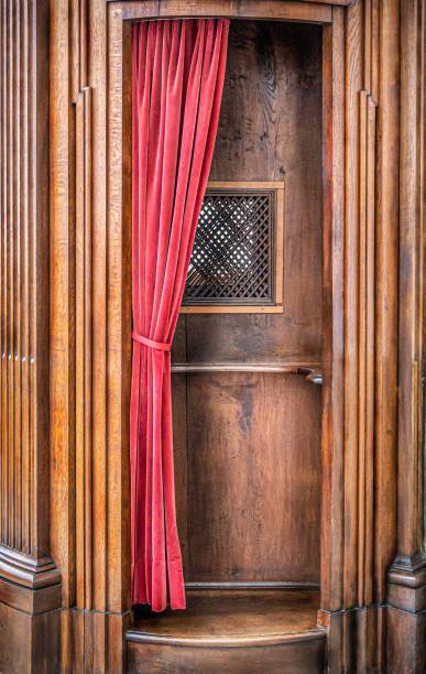 antiguo confesionario de madera en una iglesia - confession booth church forgiveness wood fotografías e imágenes de stock