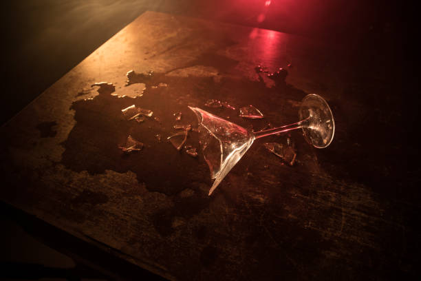 rozbite okulary na drewnianym stole na ciemnym tle stonowanym z mgłą. selektywna ostrość - splintering zdjęcia i obrazy z banku zdjęć