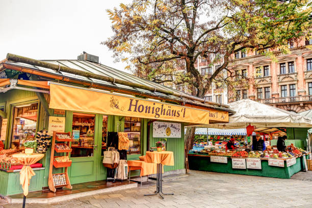 il mercato contadino fuori marienplatz a monaco di baviera - il formaggio di coltivatore foto e immagini stock