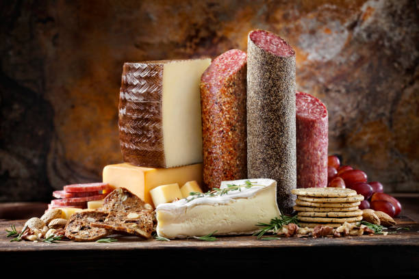 placa charcuterie - delicatessen meat cold cuts chopped - fotografias e filmes do acervo