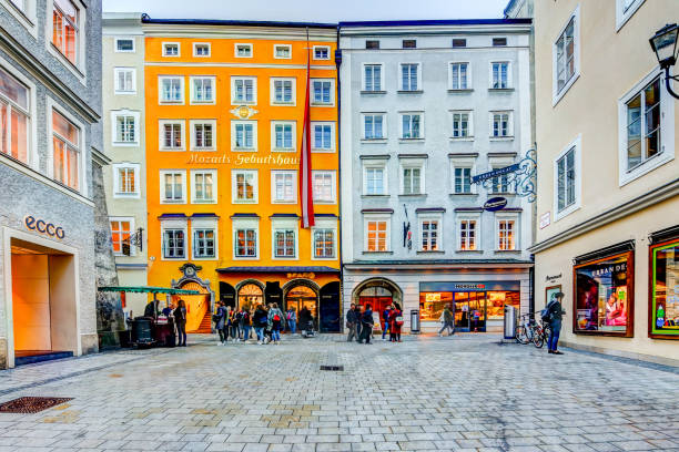 außenfassade des geburtshaus von mozart in salzburg österreich - birthplace stock-fotos und bilder