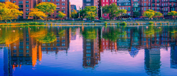 horizon de la ville de boston reflété sur la lagune de storrow de la rivière charles - boston skyline charles river blue photos et images de collection