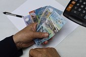 wirtschaft-und-finanzen-mit-australischem-geld.jpg?b=1&s=170x170&k=20&c=JJNvZfDV-Mso9Ze6ADCaoQd46kzY0TOXstIGXxLPMSc=