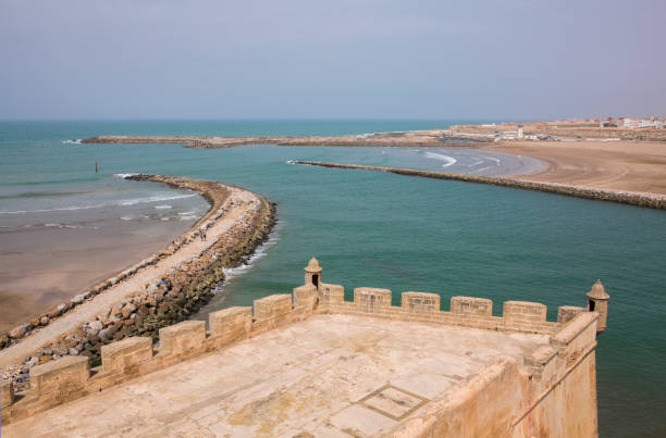 vista della foce del fiume bouregreg e dell'oceano atlantico vista dalla kasbah degli udayas a rabat, la capitale del marocco. questa kasbah è patrimonio mondiale dell'unesco. - majestic landscape arid climate beach foto e immagini stock