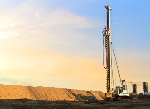 vertical tamrock pile foundation drilling machine - mining engineer oil industry construction site imagens e fotografias de stock
