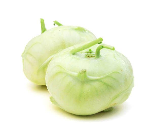 흰색 배경에 신선한 콜라비 - kohlrabi 뉴스 사진 이미지