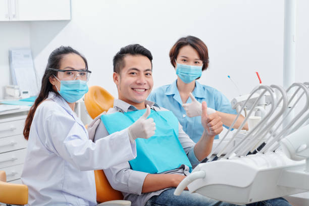 счастливый пациент и стоматологи - dentist asian ethnicity portrait male стоковые фото и изображения