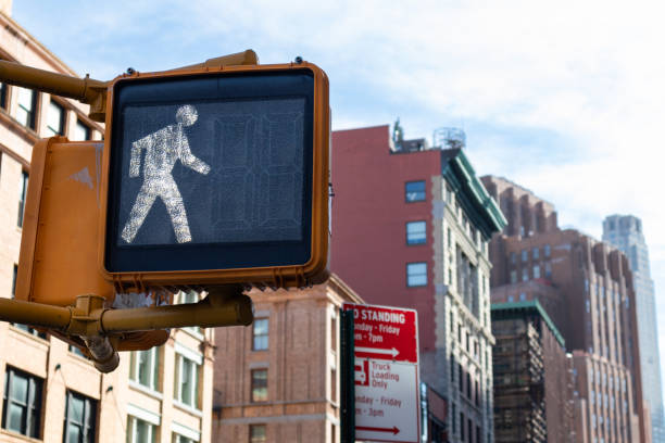 walk signal em uma luz de rua ao longo de uma rua da cidade em tribeca de nova york - walk signal - fotografias e filmes do acervo