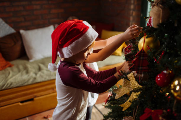 istock Finishing off the tree decoration 1292338180