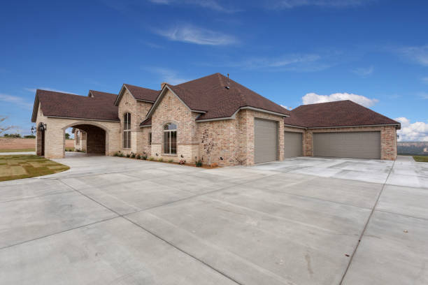 istock Large Texas home with spacious driveway and drive through 1292347816