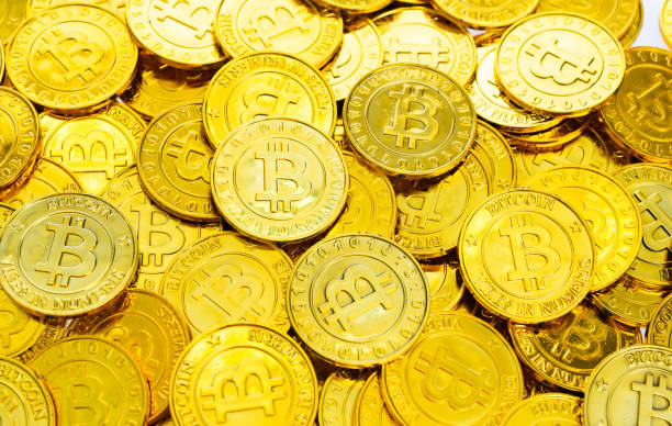 heap of golden bitcoins background - shiny group of objects high angle view close up imagens e fotografias de stock