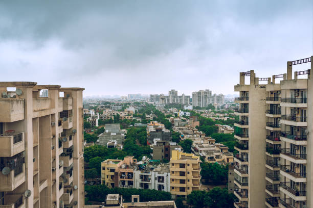 вид с воздуха на жилой район города гургаон группового жилья. - housing development organized group house real estate стоковые фото и изображения