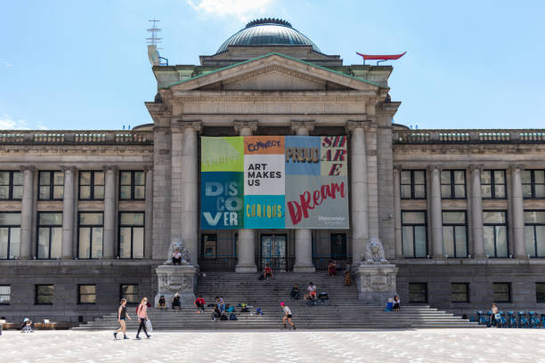 teenagers are sitting in front of art gallery in downtown vancouver - group of people art museum clothing lifestyles imagens e fotografias de stock