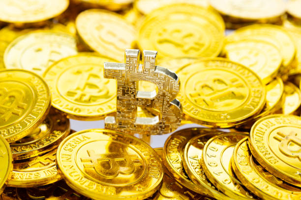 heap of golden bitcoins background - shiny group of objects high angle view close up imagens e fotografias de stock