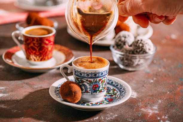 köpüklü türk kahvesi - türk kahvesi stok fotoğraflar ve resimler