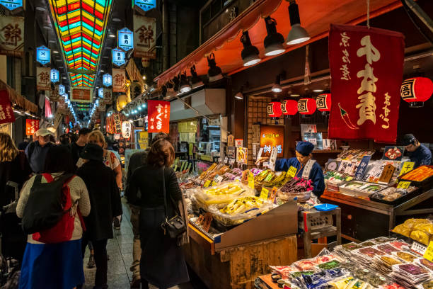 main corridor, nishiki market, kyoto, japan.. - asia cooked food gourmet imagens e fotografias de stock